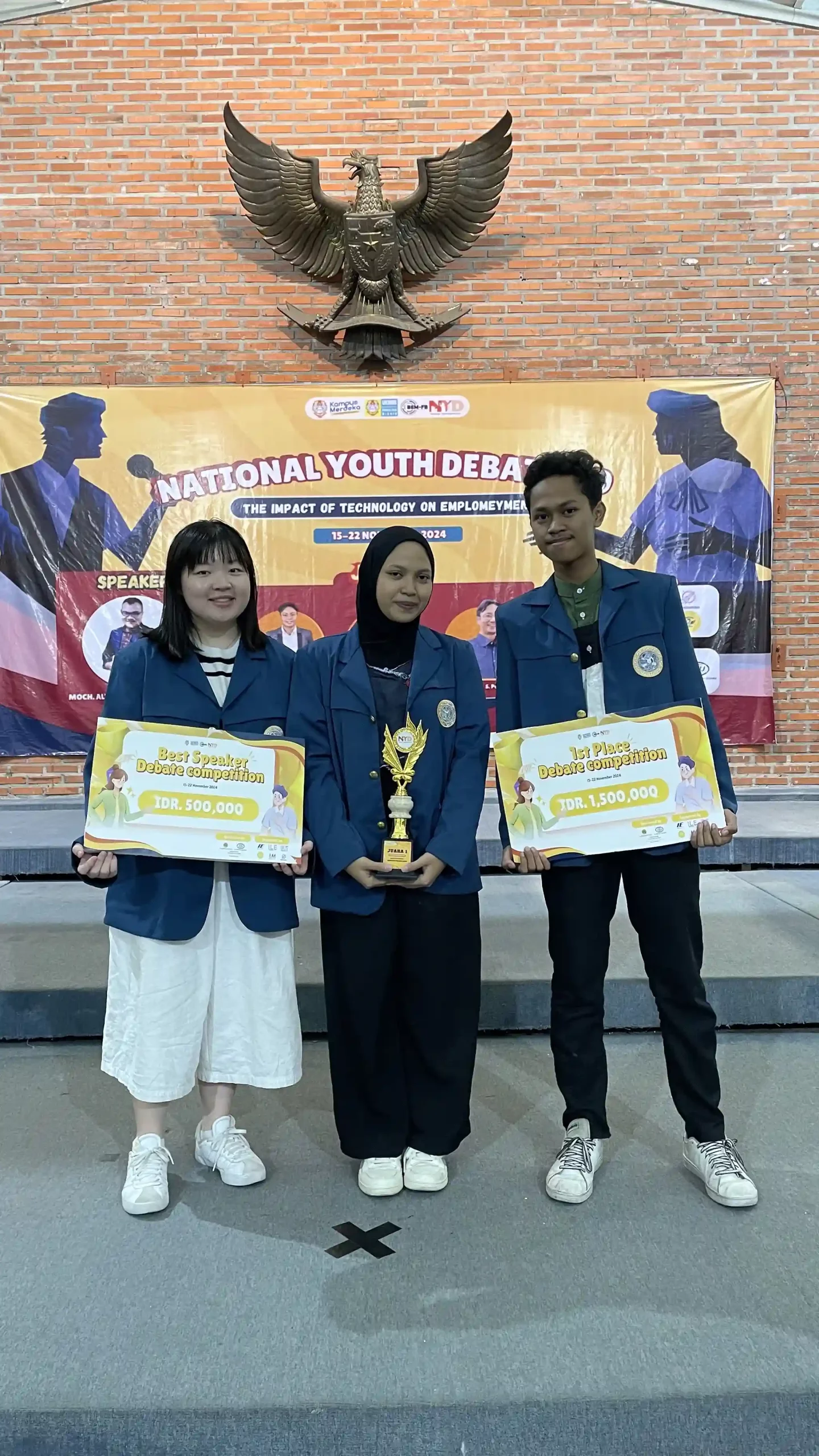 Delegasi UNAIR setelah meraih juara I sekaligus best speaker dalam kompetisi debat nasional Universitas Katolik Widya Mandala (Foto: Dok. Narasumber)