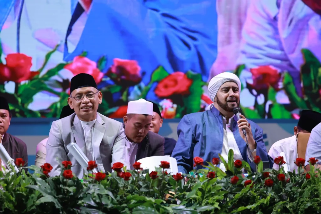 Foto Rektor UNAIR, Prof Dr Mohammad Nasih SE MT Ak bersama Habib Syech bin Abdul Qodir Assegaf.