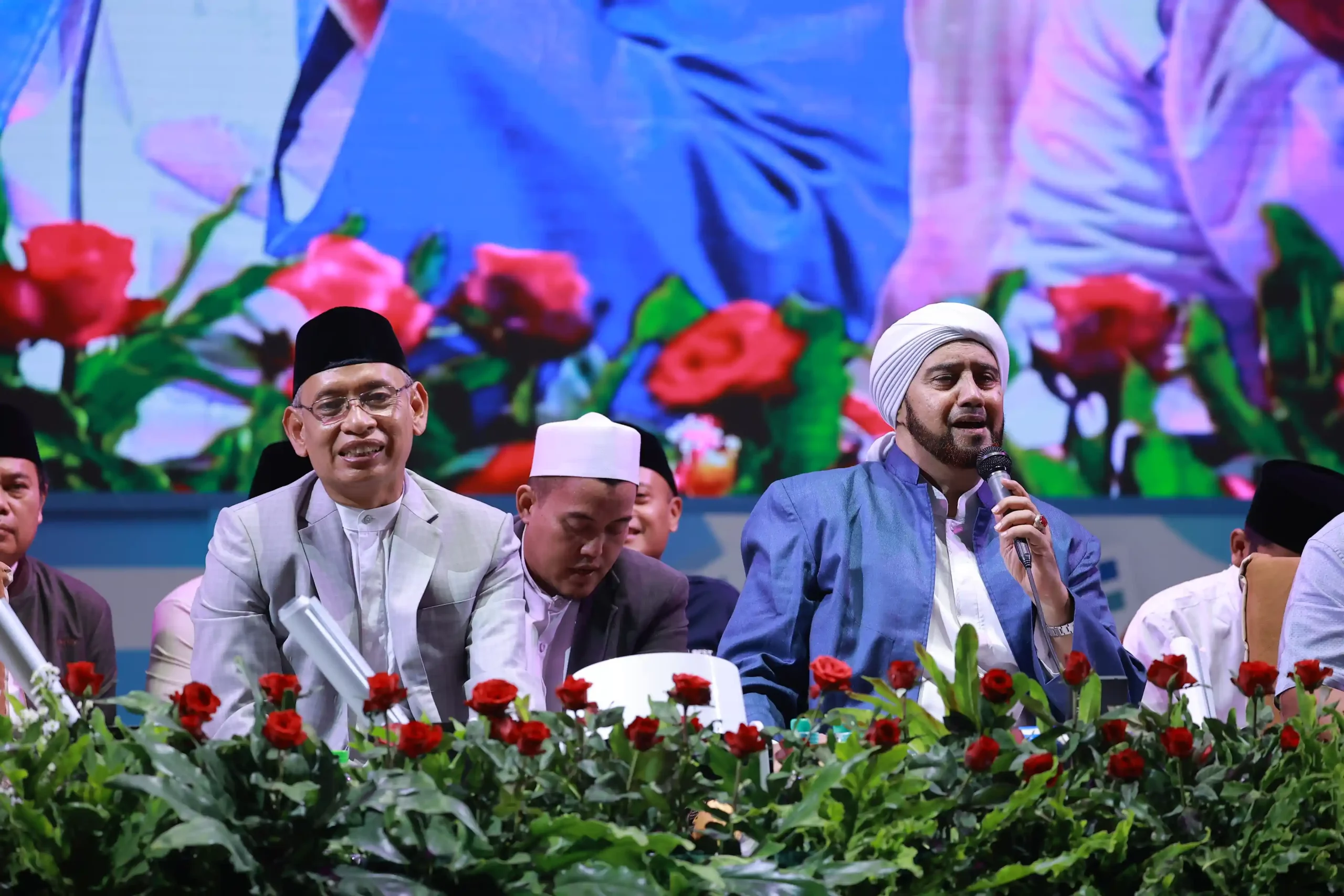Foto Rektor UNAIR, Prof Dr Mohammad Nasih SE MT Ak bersama Habib Syech bin Abdul Qodir Assegaf.