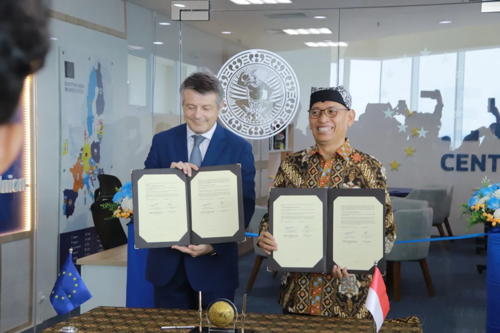 penandatanganan nota kesepahaman atau Memorandum of Understanding (MoU) antara Rektor UNAIR Prof Dr Mohammad Nasih SE MT Ak dan Duta Besar Uni Eropa untuk Indonesia HE Denis Chaibi di gedung ASEEC Tower lantai 12, UNAIR Kampus Dharmawangsa-B pada Kamis (21/11/2024) (Foto: PKIP UNAIR)