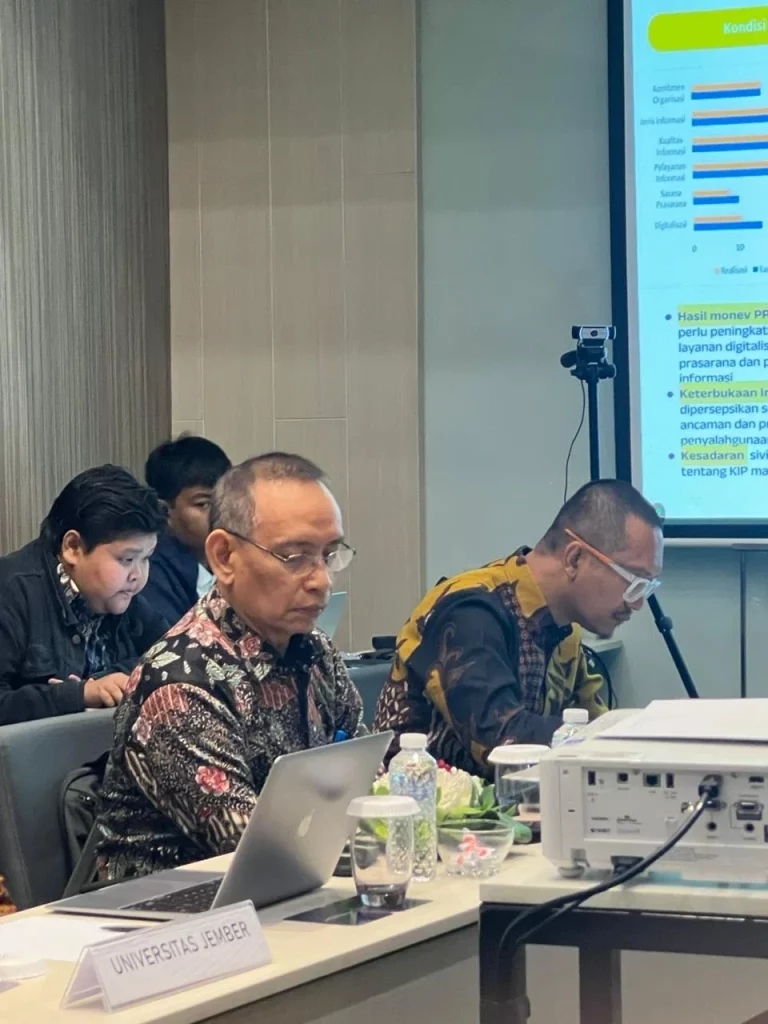 Rektor UNAIR Prof Dr Mohammad Nasih SE MT Ak bersama Wakil Rektor Bidang IDI Prof dr. Muhammad Miftahussurur, Mkes SpPD-KGEH, PhD saat menghadiri presentasi uji publik oleh KIP (Foto: Istimewa)