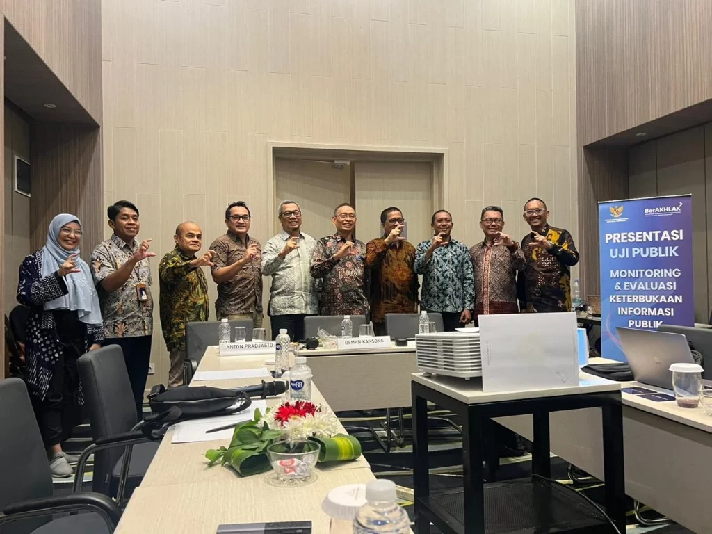 Rektor UNAIR Prof Nasih SE MT Ak, Wakil Rektor Bidang IDI Prof dr. Muhammad Miftahussurur, Mkes SpPD-KGEH, PhD saat menghadiri presentasi uji publik KIP (Foto: Istimewa)