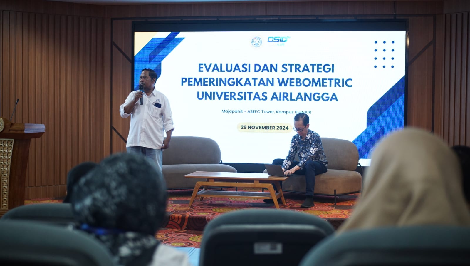 Direktur Direktorat Sistem Informasi dan Digitalisasi, Yunus Abdul Halim SSi MKom memberikan sambutannya pada kegiatan Evaluasi dan Strategi Pemeringkatan Webometric Universitas Airlangga. (Foto: Andi Pramono)
