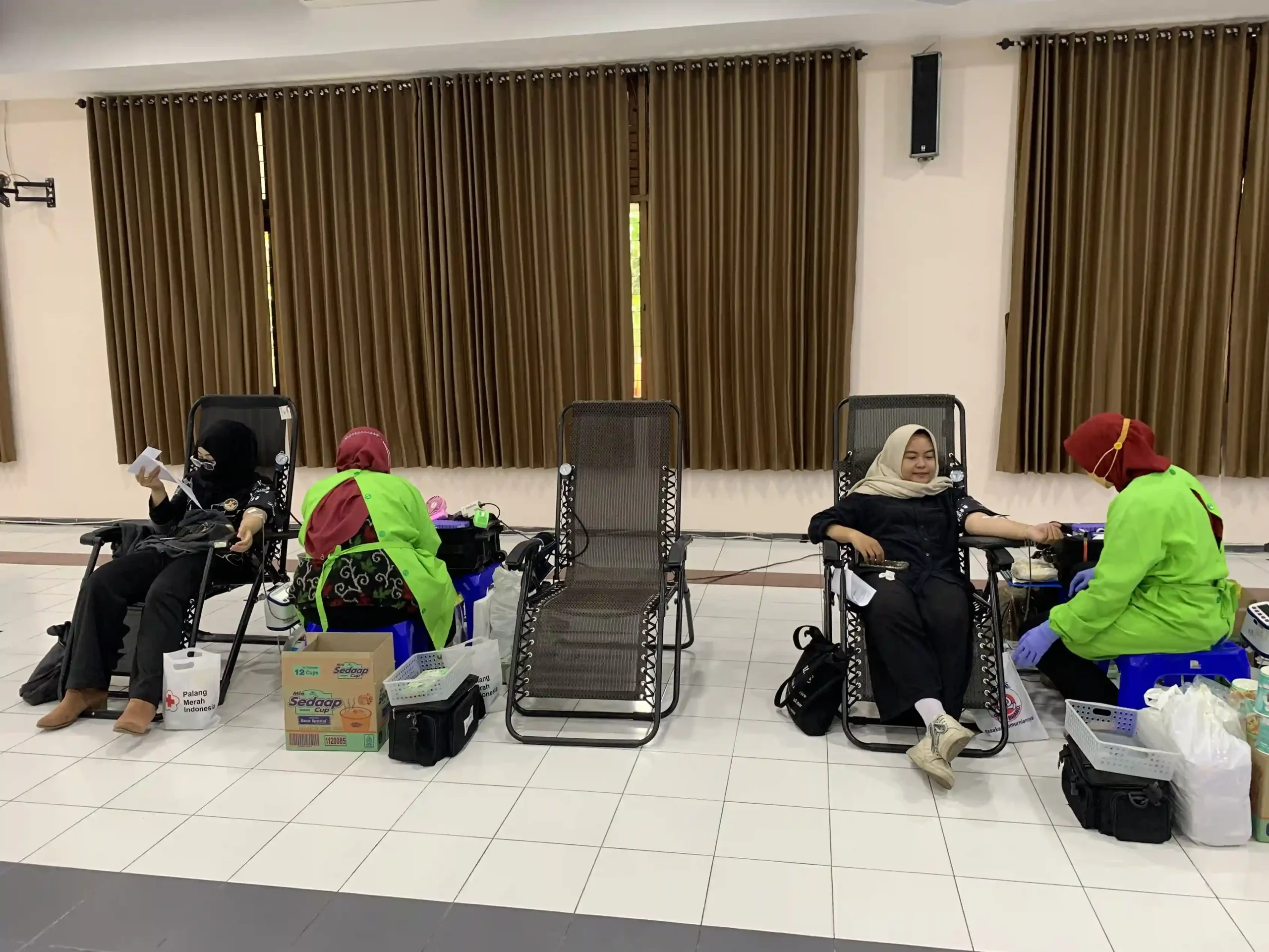 Kegiatan donor darah BEM FKM UNAIR bersama UTD PMI Kota Surabaya dan Dinas Kesehatan Provinsi Jawa Timur (Foto: Dokumentasi Panitia)
