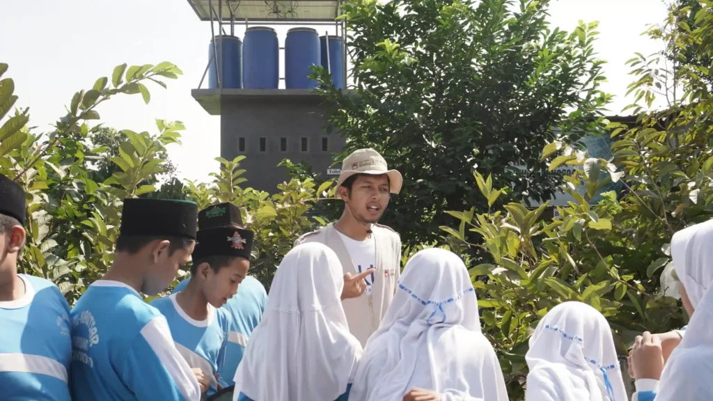 Rohim Ariful saat menjadi fasilitator outing class di eduwisata Ndalem Kerto (Foto: Dok. Narasumber)