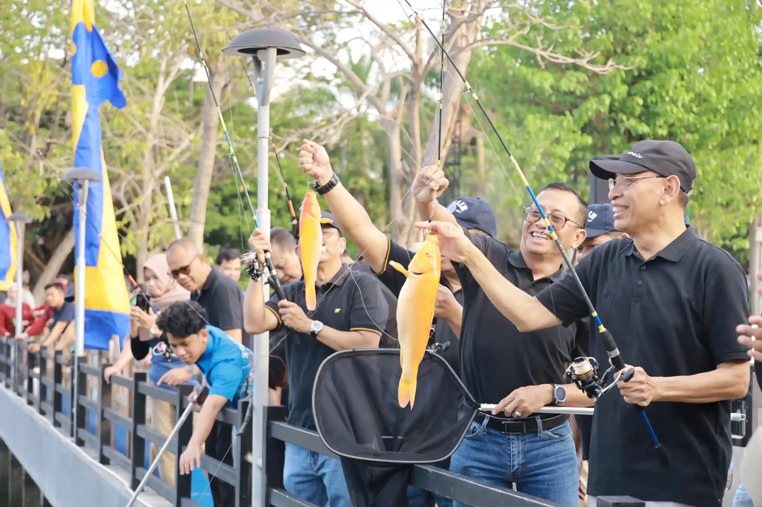 Rektor UNAIR Prof Dr Mohammad Nasih SE MT Ak dan segenap jajaran wakil rektor melakukan aksi simbolis menarik joran pancing (Foto: PKIP UNAIR)