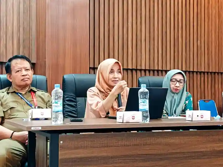 Prof. Ratna Dwi Wulandari, SKM, MKes (center), delivers a presentation during the collaboration event between Bappeda Jatim and FKM (Photo: By courtesy)
