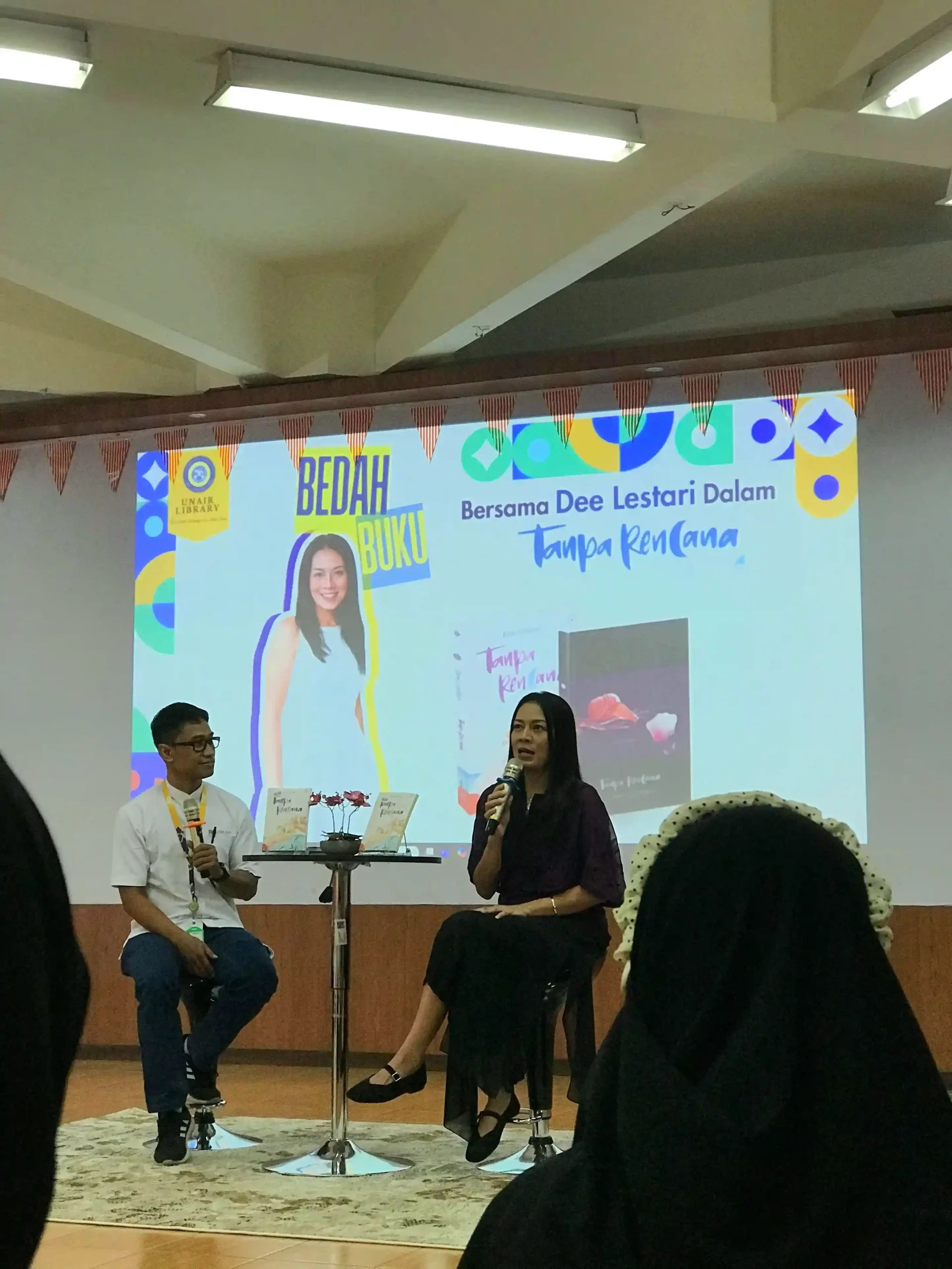FOTO Dee Lestari dalam Bedah Buku “Tanpa Rencana” di Perpustakaan UNAIR (Foto: Istimewa)