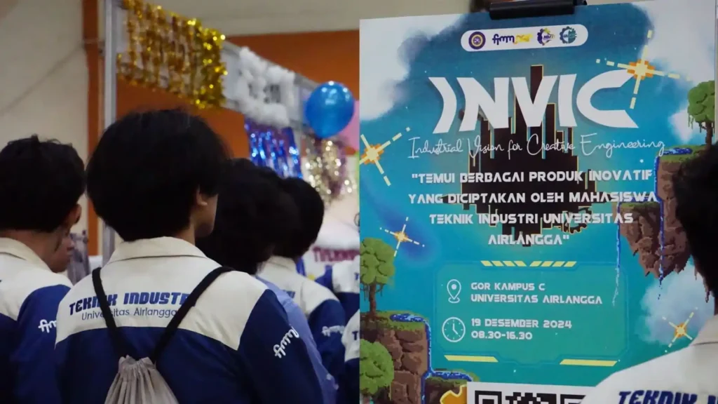 The students look at booths in first INVIC at Sports Hall MERR-C Campus UNAIR.