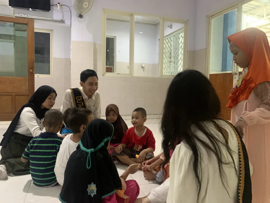 Kegiatan Share and Shine Duta FIB Unair 2024 ke Panti Asuhan Muhammadiyah Rungkut Surabaya (Foto: Istimewa)