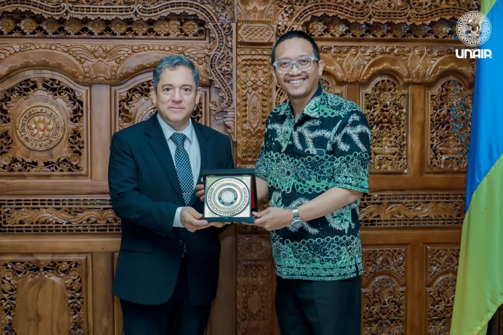 Penyerahan cindera mata oleh UNAIR kepada Keduataan Besar Argentina (Foto: PKIP UNAIR)