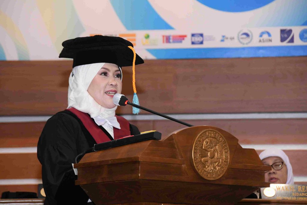 Prof HCUA Dr Mia Amiati saat menyampaikan orasi ilmiah tentang perkembangan SDM di kejaksaan dalam pengukuhannya sebagai guru besar kehormatan UNAIR