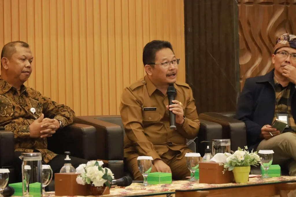 Kepala Badan Riset dan Inovasi Daerah Jawa Timur Dr Adriyanto SH MKes (tengah) saat sesi tanya jawab talkshow ketahanan pangan UNAIR (Foto: PKIP)
