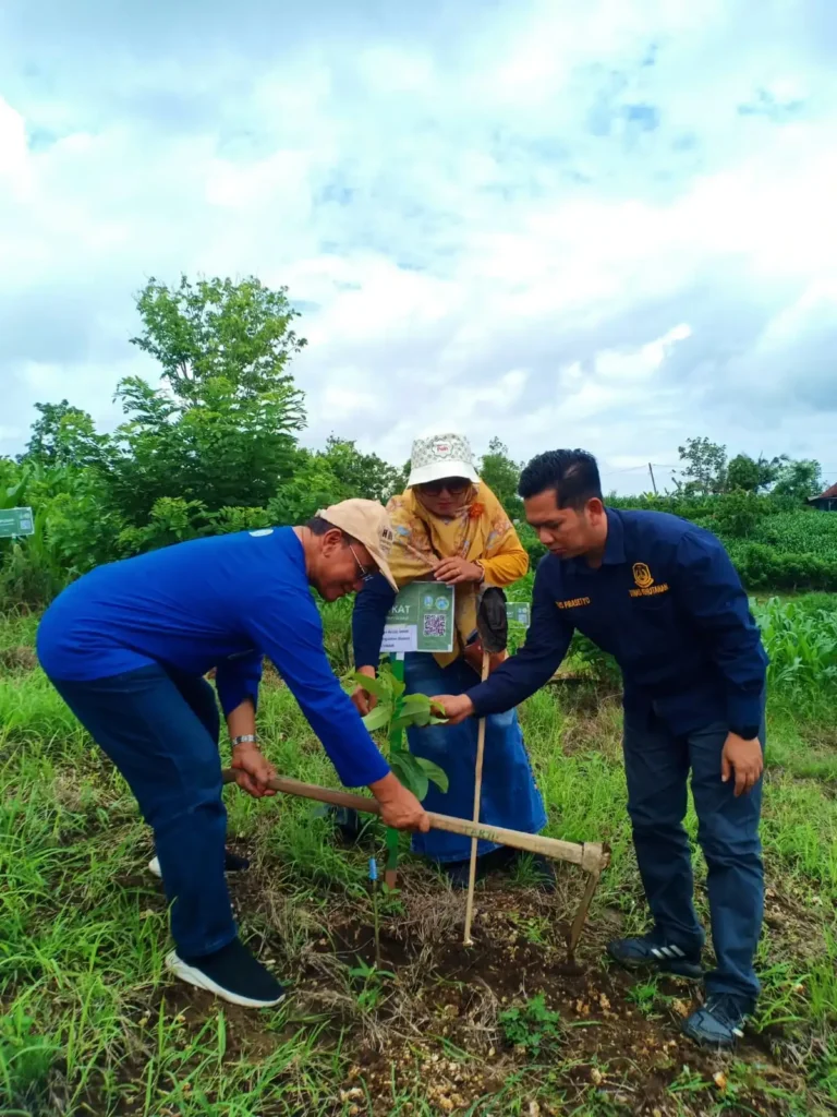 Dr dr HM Zulfikar As'ad, Dr Desi Wardhani and Agus Prasetyo during initiative Tulungagung (Photo: By courtesy)