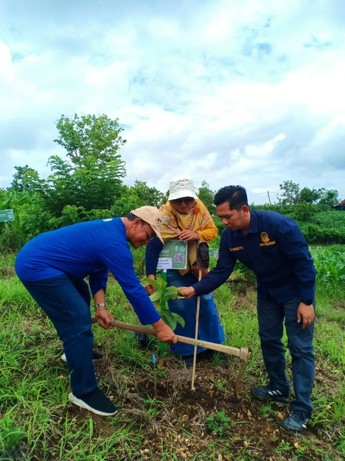 Dr dr HM Zulfikar As'ad, Dr Desi Wardhani and Agus Prasetyo during initiative Tulungagung (Photo: By courtesy)
