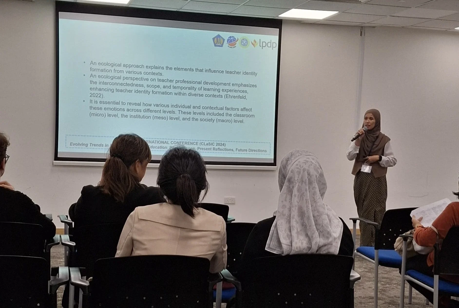 UNAIR student presents research on teacher's professional identity at international conference