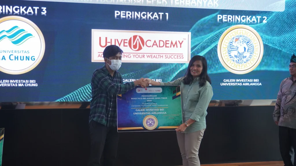 Perwakilan GI-BEI KSPM FEB UNAIR menerima penghargaan dalam ajang Road to GI-BEI Awards 2024 pada Senin (2/12/2024) di Auditorium PT Bursa Efek Indonesia KP Jawa Timur. (Foto: Istimewa)