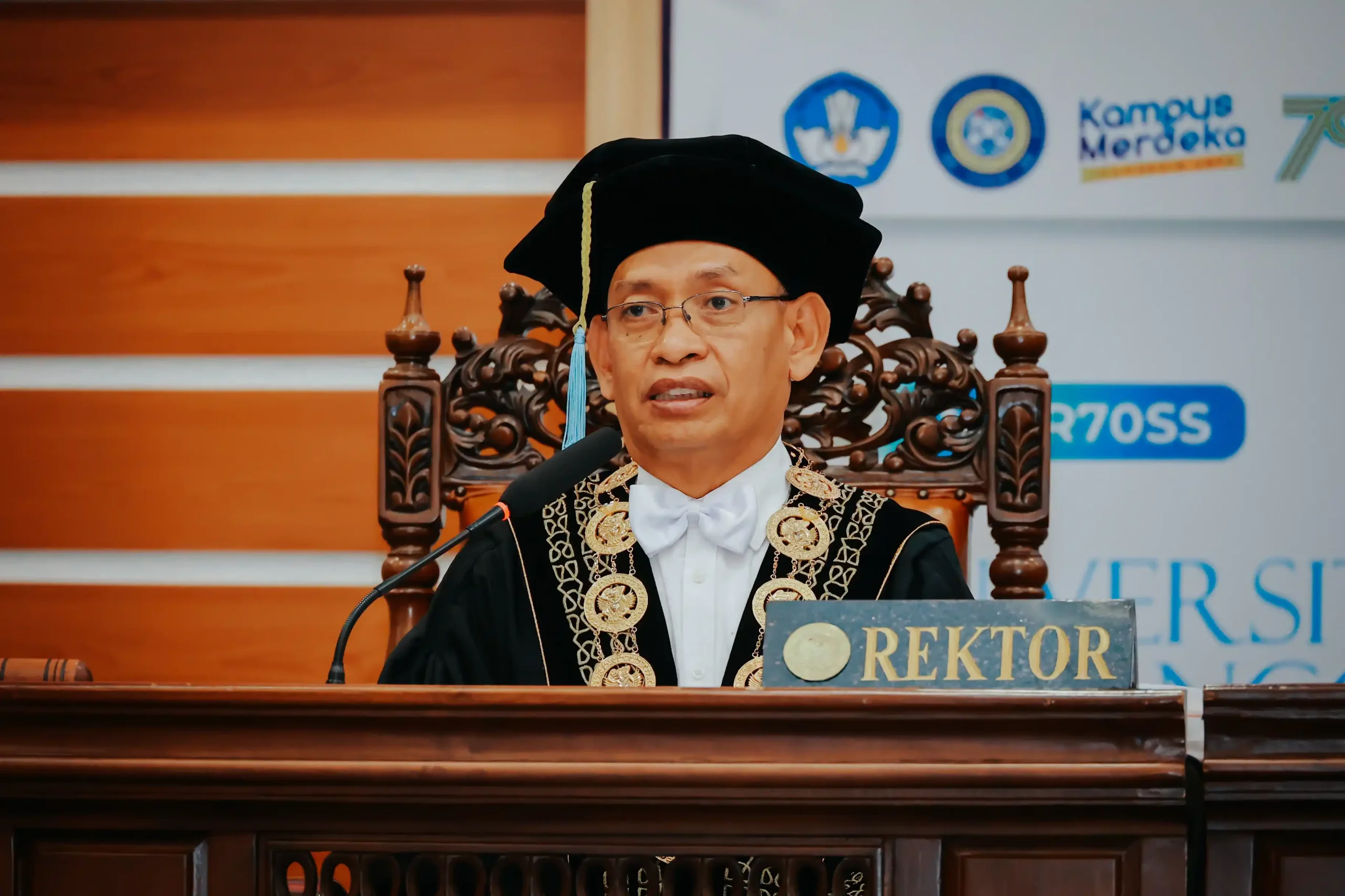 Rektor UNAIR Prof Dr Mohammad Nasih SE MT Ak saat memimpin pengukuhan guru besar