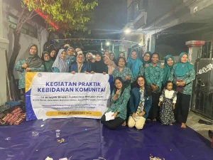 Sekelompok wanita berpose untuk foto dengan spanduk di latar belakang,