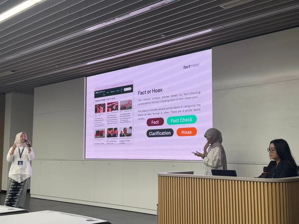 Pemaparan Fact Meter oleh tim UNAIR, Nur Fajri Musyafa’ah Hanim dan Kamilah Sa’diyah. (Foto : Istimewa)