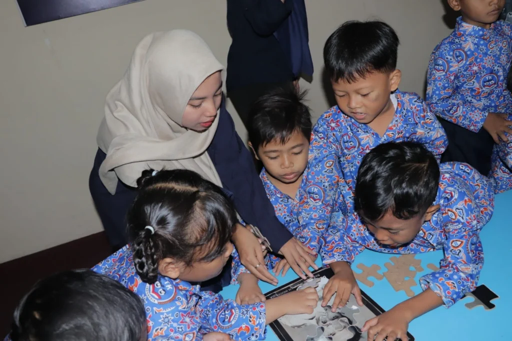 Ajeng Arifianti guides children in assembling puzzles during one of the activities at Museum Sandi. (Photo: Personal archive)
