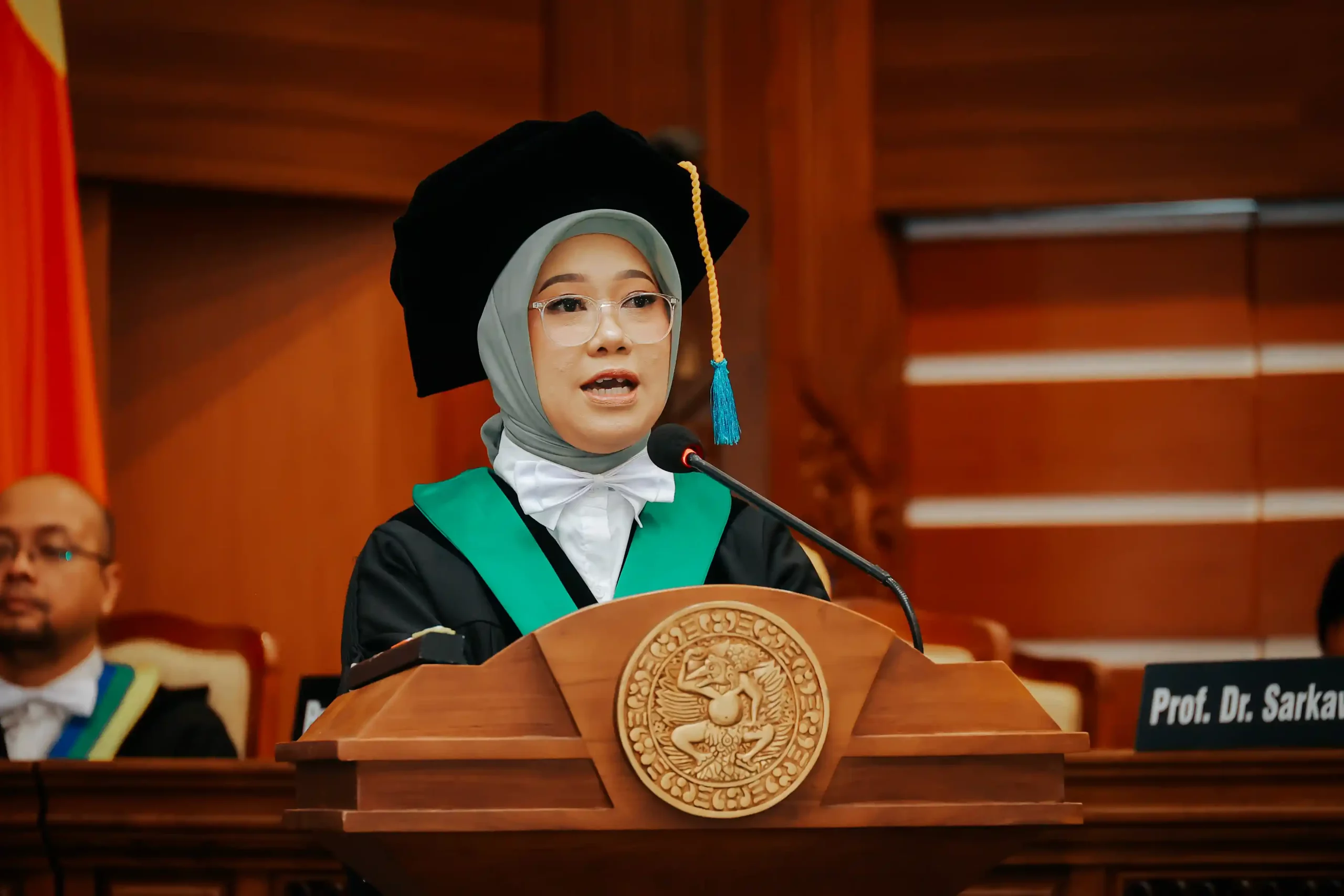 Prof Dr Arifa Mustika dr MSi saat memberikan orasi ilmiah pada pengukuhan Guru besar di hari selasa (17/12/2024) (foto: PKIP UNAIR)