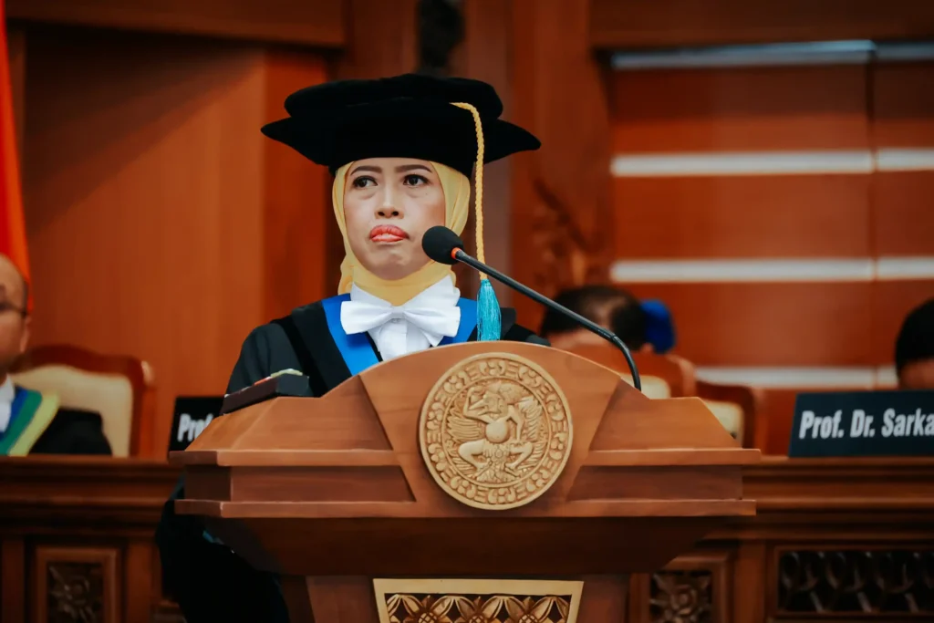 Prof Dr Nur Chamidah SSi MSi saat memberikan orasi ilmiah pada pengukuhan Guru besar di hari selasa (17/12/2024) (foto: PKIP UNAIR)