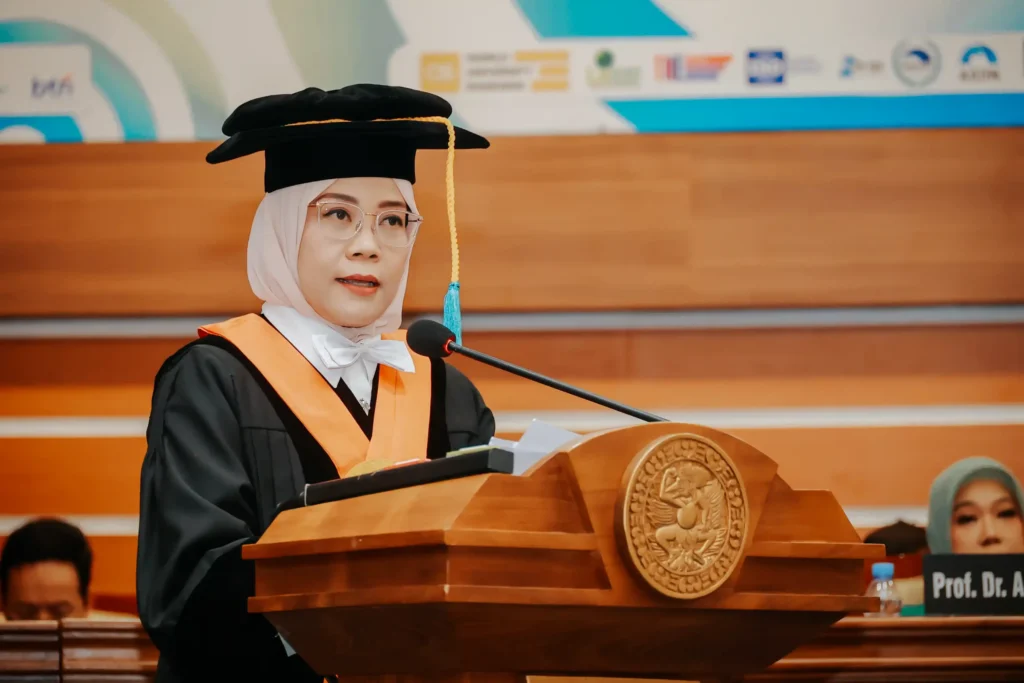 Prof Dr Tuti Budirahayu Dra MSi saat memberikan orasi ilmiah pada pengukuhan Guru besar (Foto: PKIP UNAIR)