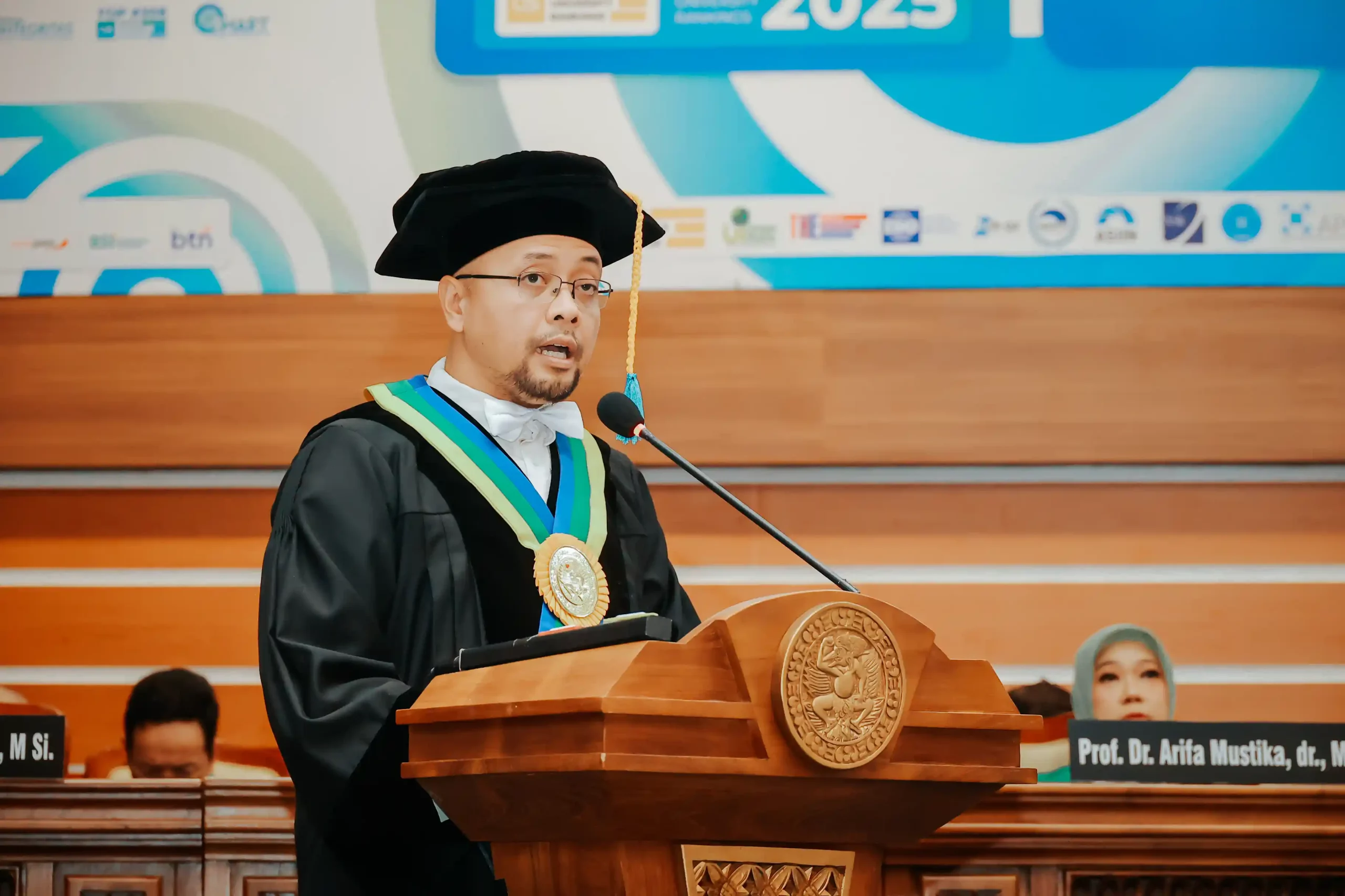 Prof Helmy Yusuf S Si Apt M Sc PhD saat memberikan orasi ilmiah pada pengukuhan Guru besar di hari selasa (17/12/2024) (foto: PKIP UNAIR)