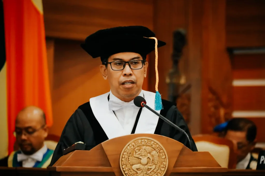 Prof Dr Sarkawi SS MHum saat memberikan orasi ilmiah (foto: PKIP UNAIR)