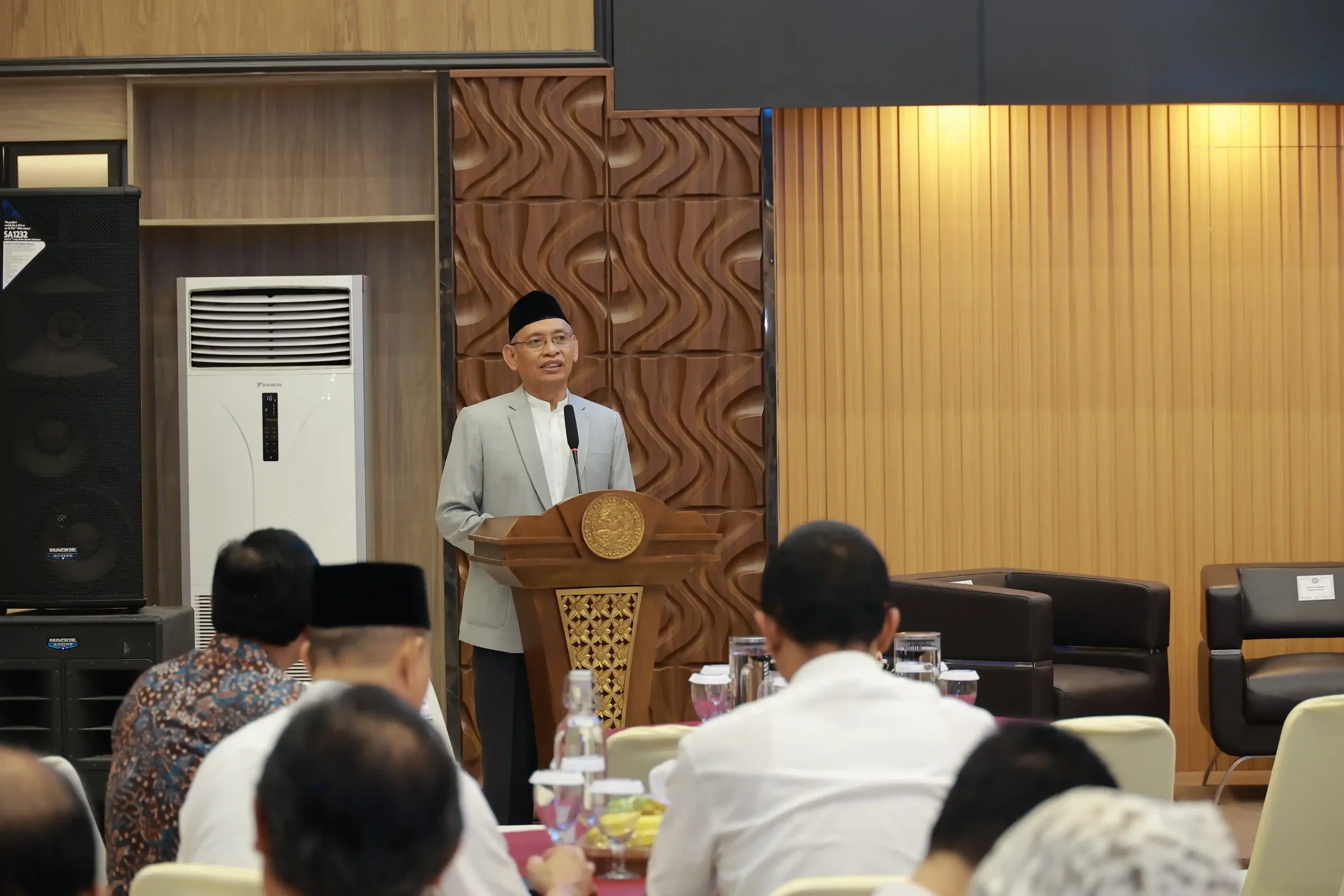 Rektor UNAIR berdiri di podium memberikan sambutan