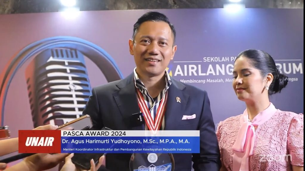 Dr Agus Harimurti Yudhoyono MSc MPA MA saat menerima penghargaan The Most Outstanding, Inspiring, and Visioner Leader for Indonesian Development