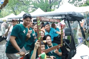 Rektor Unair dan mahasiswa berpose di dalam golf cart, dengan tanda yang jelas terlihat di sekitar mereka.