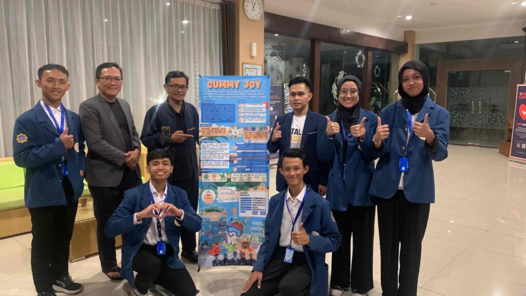 FOTO bersama Tim gummy joy saat meraih juara II Lomba Business Plan Nasional. (Foto: Istimewa)