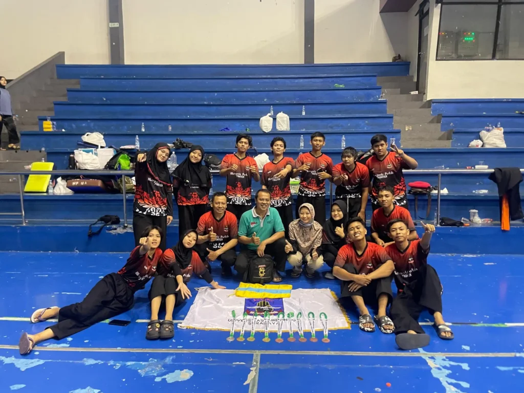 FOTO bersama mahasiswa UKM Merpati Putih saat borong medali dalam ajang Magelang Pencak Silat Tournament 2024. (Foto: Istimewa)