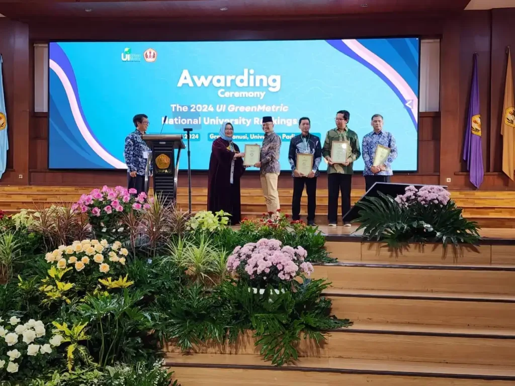 Dr. Karnaji S. Sos., M. Si., Director of Logistics, Security, Order, and Environment (DLKKL) Universitas Airlangga (UNAIR), received the award during a ceremony held on Monday, December 17, 2024, at Graha Sanusi, Universitas Padjadjaran