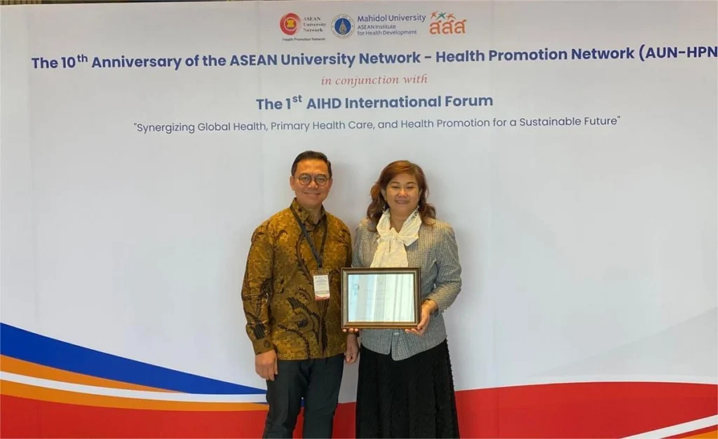 Dr. Sri Widati, SSos, MSi, receives the award during the Healthy University Rating System (HURS) event in Bangkok, Thailand (Photo: By courtesy)