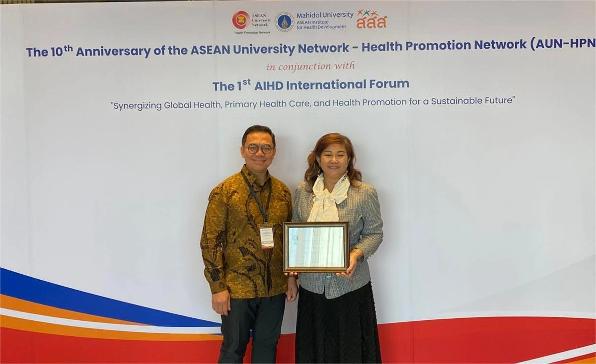 Dr. Sri Widati, SSos, MSi, receives the award during the Healthy University Rating System (HURS) event in Bangkok, Thailand (Photo: By courtesy)