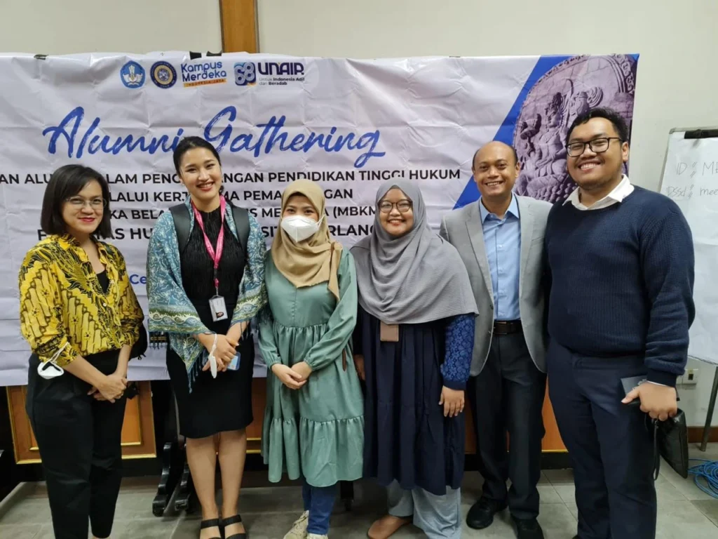 Regine Wiranata in an alumni gathering with Faculty of Law Dean UNAIR