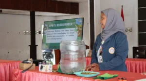 Anggota tim KKN BBK 5 UNAIR saat melakukan sosialisasi dan praktik Budikdamber di Desa Sumberasri Banyuwangi. (Foto: Istimewa).