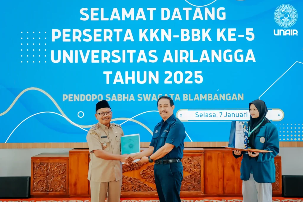 Dekan FIKKA Prof Soetojo bersama Wakil Bupati Banyuwangi H Sugirah (Foto: PKIP UNAIR)