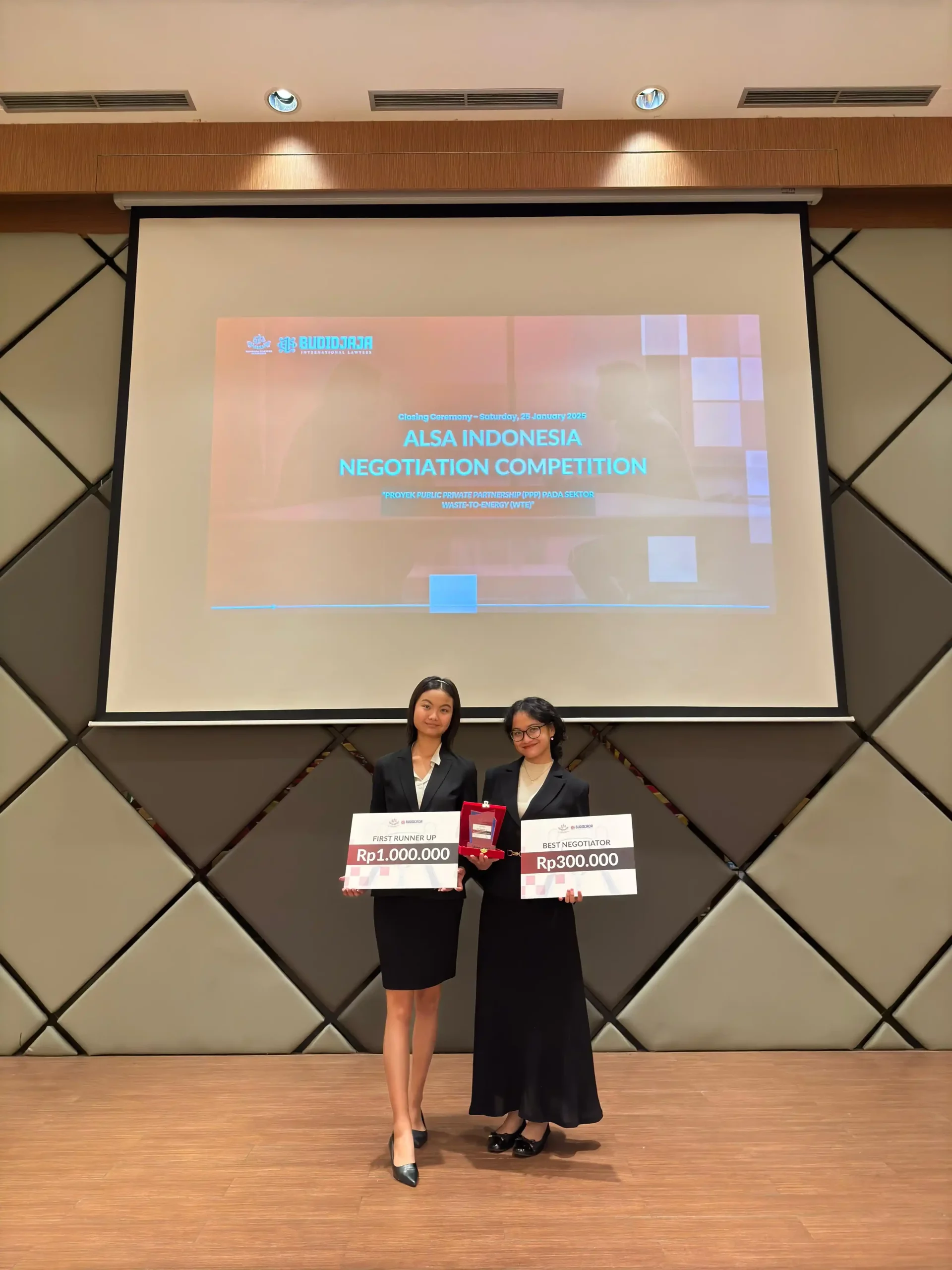 Delegasi FH setelah pengumuman Juara II dan Best Negosiator dalam lomba negosiasi nasional yang diadakan di Universitas Indonesia (Foto: Dok. Narasumber)