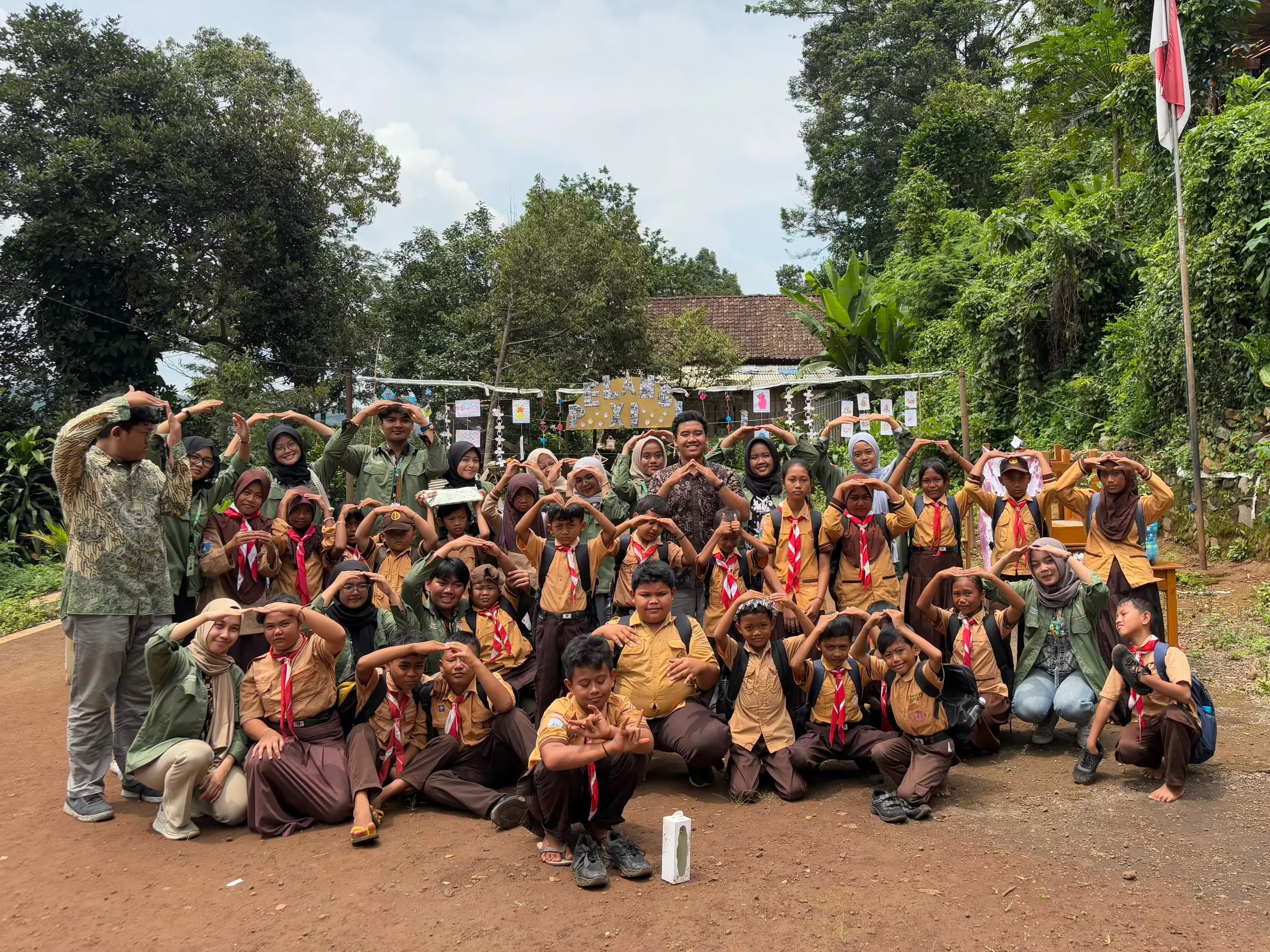 UNAIR Mengajar gelar pengabdian di SDN Jembul, Mojokerto (foto: dok. narasumber)