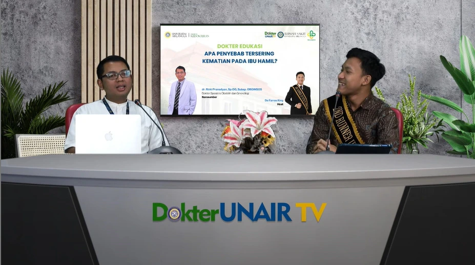 dr Rizki Pranandyan SpOG Subsp OBGINSOS during discussion at Dokter UNAIR TV