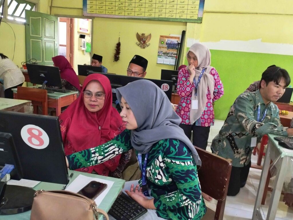 Guru MI Nurul Ulum mempraktikan penggunaan AI untuk menyusun modul pembelajaran. (Foto: Istimewa)