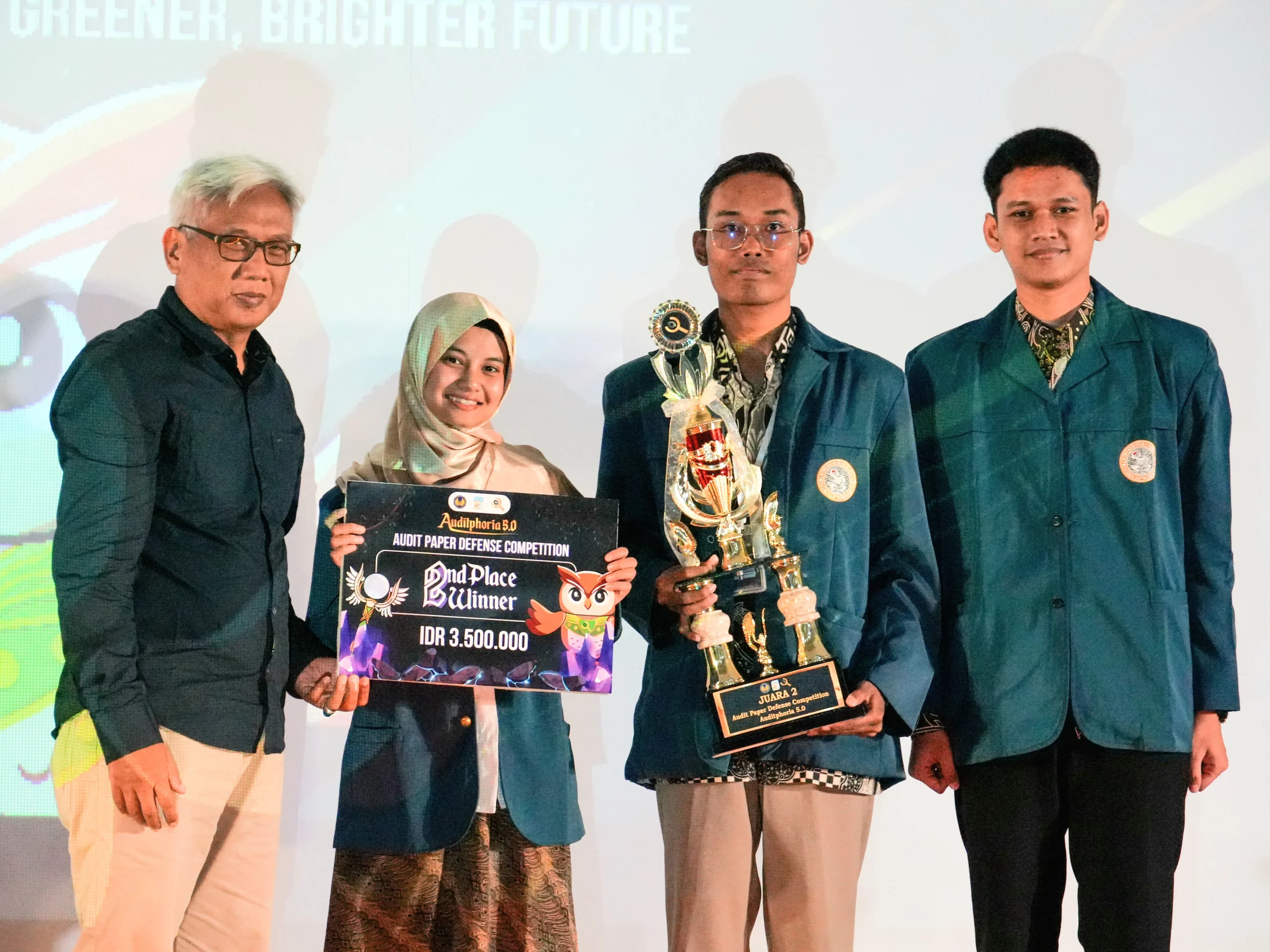 Afrill Aulya Rachma, Rahmat Hakim, dan Firman Maulana Barokah raih juara dua dalam ajang Audit Paper Defense Competition (APDC). (Foto: Dok. Narasumber)