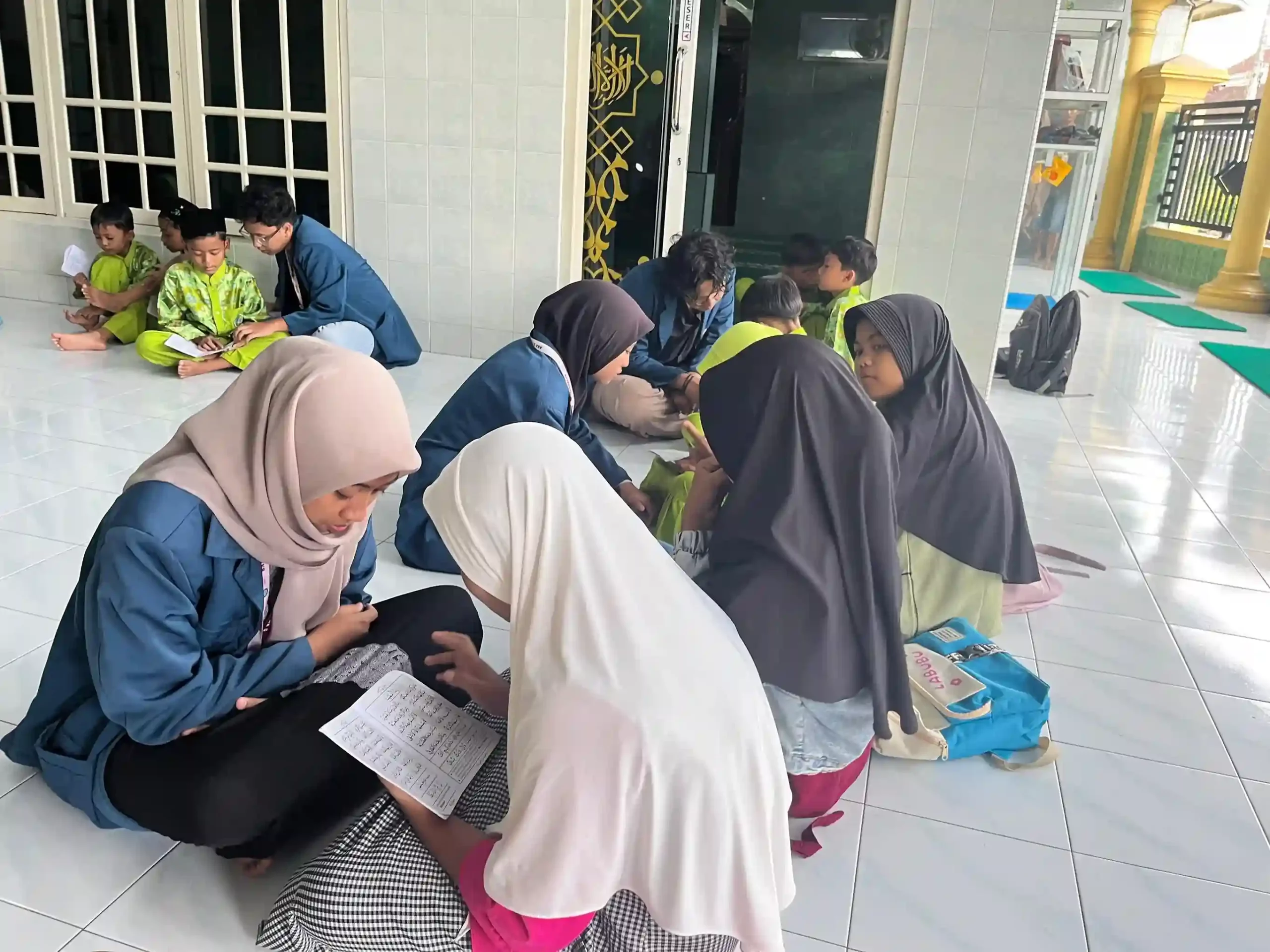 Anak-anak belajar bersama mahasiswa UNAIR (Foto: KKN BBK 5 Bangorejo)