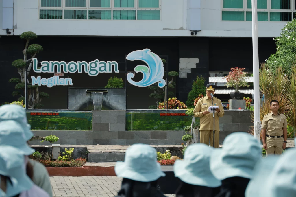 Sambutan hangat dari Sekretaris Daerah Lamongan Drs Mohammad Nalikan MM kepada mahasiswa KKN BBK (Foto: PKIP UNAIR)