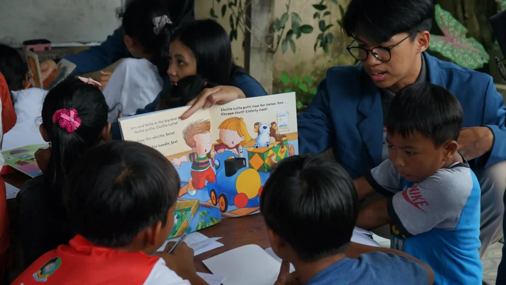 Momen pembelajaran English Corner oleh Kelompok KKN BBK 5 UNAIR di Karetan (Foto: Dok. Pribadi)