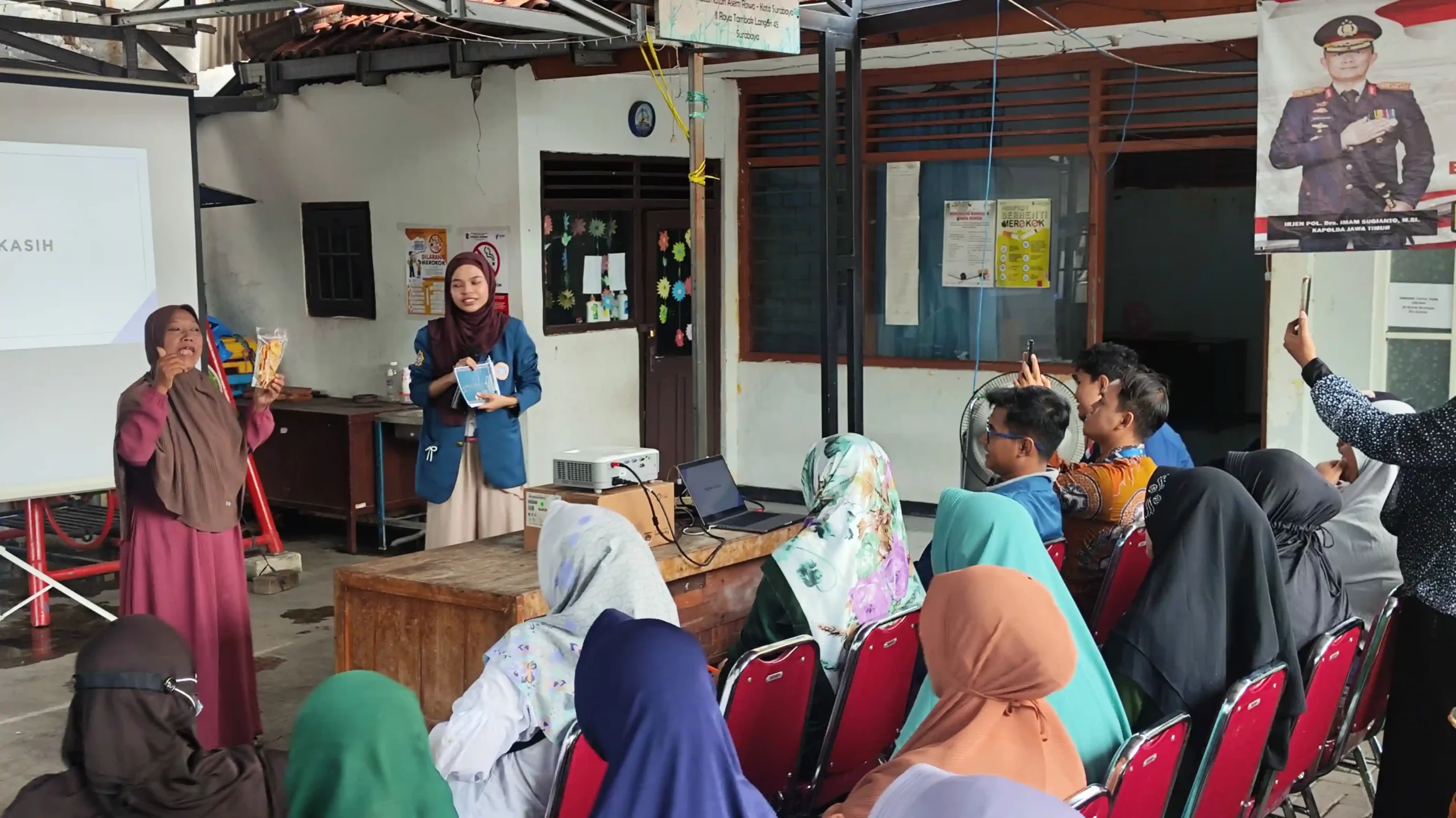 Penyampaian Materi Edukasi Keuangan Masyarakat Tambak Sarioso (Foto: Dok. Narasumber)